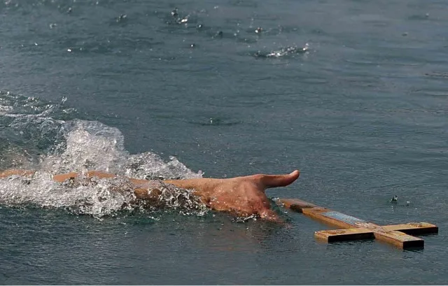 Έτσι γιορτάζονται τα Φώτα στην Ελλάδα: Όλα τα ήθη και έθιμα