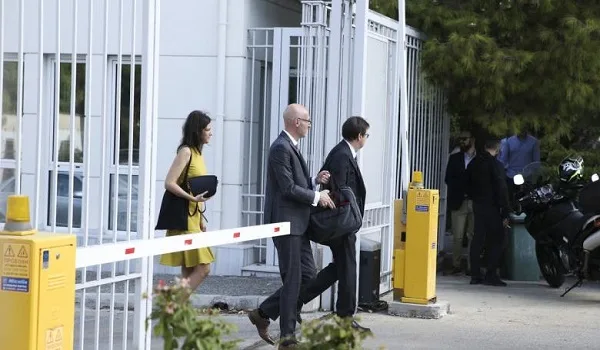 Οι θεσμοί φεύγουν, οι τρεις εκκρεμότητες παραμένουν