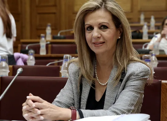 ΕΒΕ – Τζούφη προς Κεραμέως: «Σχεδιάσατε να κόψετε το 1/3 των υποψηφίων»