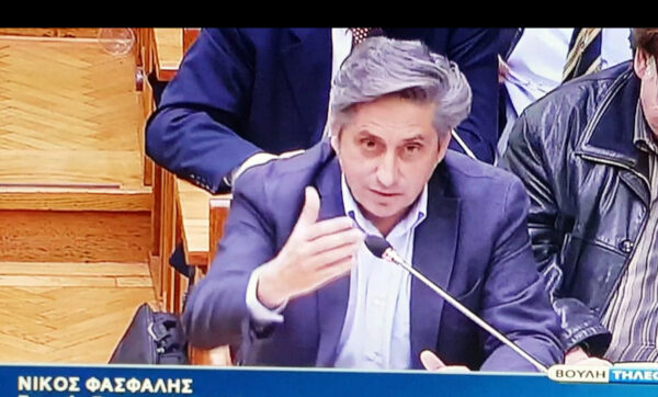 Φασφαλής: Η άδεια ανατροφής παιδιού να χορηγείται ανεξαρτήτως της σύμβασης