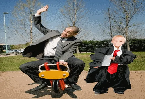 Παιδιά με πρόγραμμα ενηλίκων και γονείς που παλιμπαιδίζουν