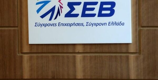 ΣΕΒ: Ένας στους τρεις Έλληνες εργάζεται σε δουλειά κατώτερη των προσόντων του