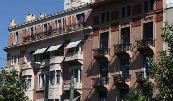 Τρικλοποδιές στην προστασία της πρώτης κατοικίας από δανειστές και τράπεζες