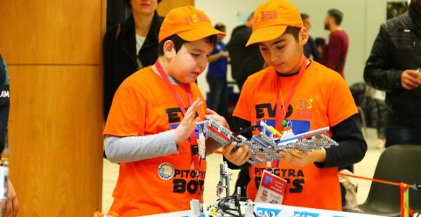 Τουβλάκια και μαθητές σε διαστημική τροχιά σε διοργάνωση ρομποτικής