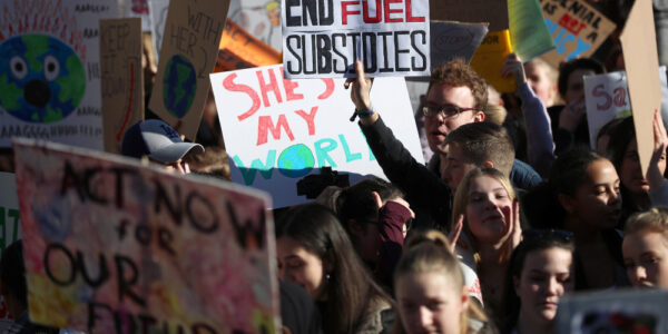 Βρετανία: Χιλιάδες μαθητές απείχαν από τα μαθήματα για να διαδηλώσουν για το κλίμα