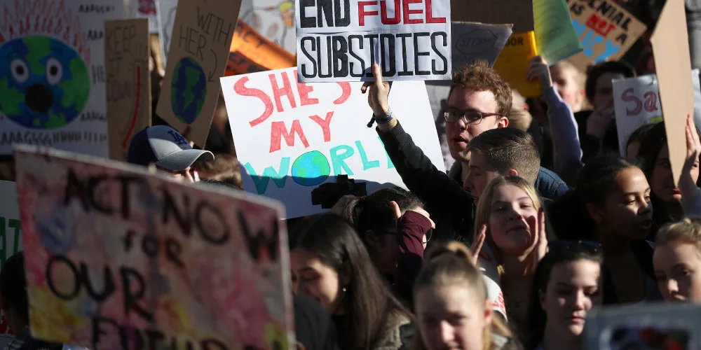 Βρετανία: Χιλιάδες μαθητές απείχαν από τα μαθήματα για να διαδηλώσουν για το κλίμα