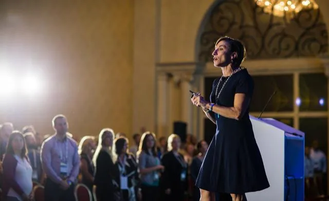 Η Ελληνίδα καθηγήτρια πανεπιστήμιου στις ΗΠΑ, που μαθαίνει στους φοιτητές της να αγαπούν την Ελλάδα