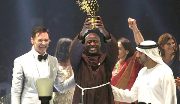 Κενυάτης ο καλύτερος εκπαιδευτικός στον κόσμο: Δίνει το 80% του μισθού του για να βοηθήσει τους φτωχούς μαθητές του