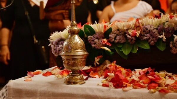 Η ελληνική φύση στολίζει με τα λουλούδια της τον Επιτάφιο