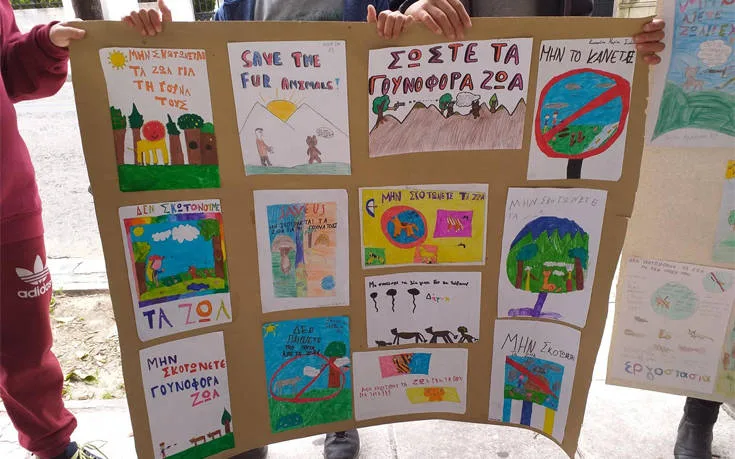 Μαθητές παρέδωσαν 30.000 υπογραφές στον πρωθυπουργό για τη γούνα