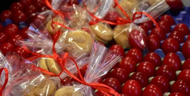 Εορταστικό ωράριο και ενδιάμεσες εκπτώσεις – Όσα πρέπει να ξέρετε