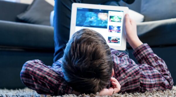 ΠΟΥ – Συμβουλές για παιδιά κάτω των 5 ετών: Λιγότερες οθόνες, περισσότερο παιχνίδι