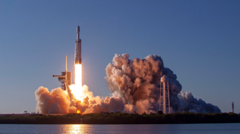 Space X: Πρώτη εμπορική εκτόξευση για τον ισχυρότερο πύραυλο του κόσμου