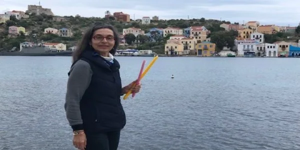 Ταξιδεύει κάθε Πάσχα από την Ορεστιάδα στο Καστελόριζο για να δώσει λαμπάδες στα παιδιά