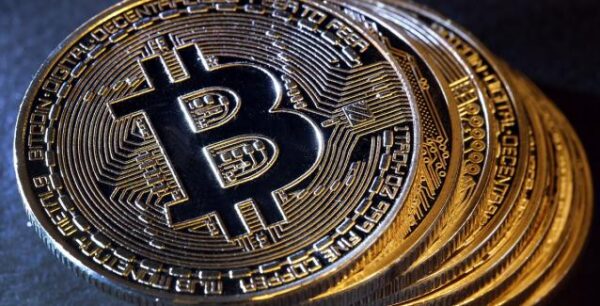 Bitcoin: Μία ανάσα από τα 9.000 δολάρια