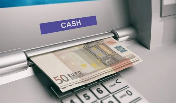 ΑΤΜ: Πόσα θα κρατάνε για αναλήψεις μετρητών και σε ποιά περίπτωση – Τι αλλάζει