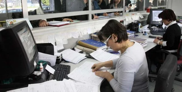 Ανησυχία θεσμών για «τρύπα» στα έσοδα λόγω 120 δόσεων