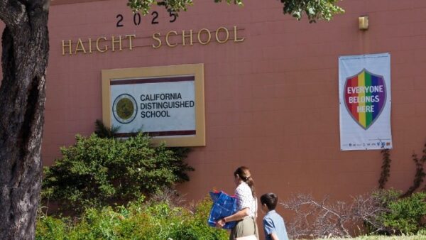 ΗΠΑ: Καρκινοπαθής δασκάλα πληρώνει τον αντικαταστάτη της όσο απουσιάζει λόγω ασθενείας