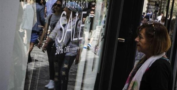 Ξεκινούν οι εκπτώσεις – Μέχρι πότε θα διαρκέσουν