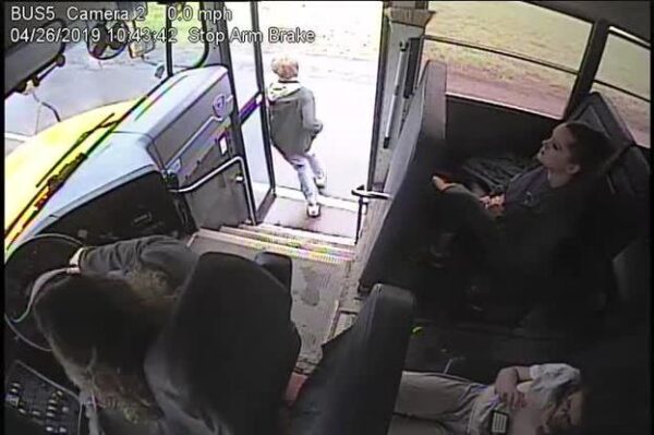 Πώς τα γρήγορα αντανακλαστικά της οδηγού έσωσαν μαθητή σε σχολικό!