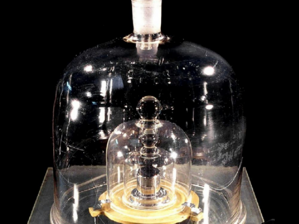 Το παραδοσιακό κιλό αποκαθηλώθηκε και επισήμως – Αυτό είναι το νέο άυλο κιλό