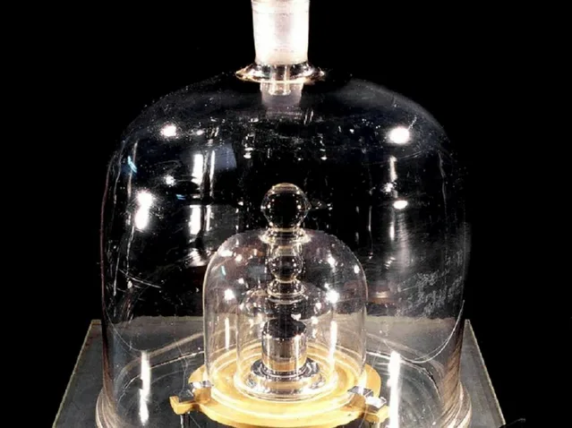 Το παραδοσιακό κιλό αποκαθηλώθηκε και επισήμως – Αυτό είναι το νέο άυλο κιλό