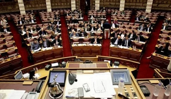 Ψηφίζεται η ακύρωση μείωσης του αφορολόγητου – Μαξίμου: Δεν καταργούνται τα αντίμετρα