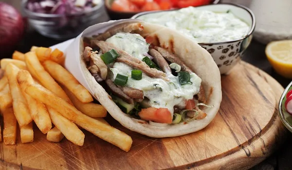 ΦΠΑ 24% σε τζατζίκι, τυροκαυτερή, τσίχλες και κόλλυβα