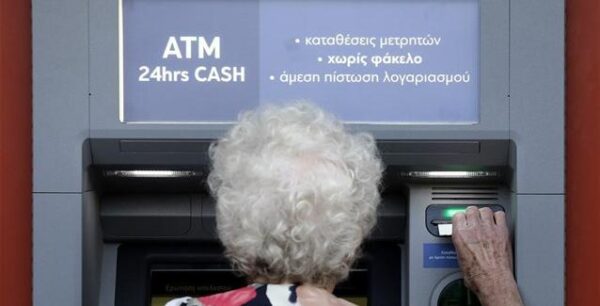 ΑΤΜ: Έως και 3 ευρώ οι χρεώσεις για αναλήψεις με κάρτες άλλων τραπεζών