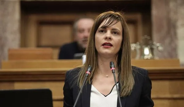 Αχτσιόγλου σε Βρούτση για τις εκκρεμείς συντάξεις: Ψευδής η είδηση για πάνω από 400.000