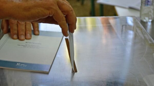 Εκλογές 2019 – Εξάρχεια: Επίθεση σε δυο εκλογικά τμήματα – Πήραν και έκαψαν κάλπη στην πλατεία