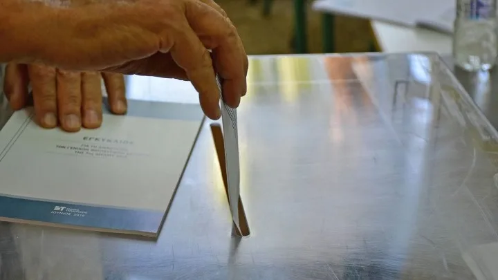 Εκλογές 2019 – Εξάρχεια: Επίθεση σε δυο εκλογικά τμήματα – Πήραν και έκαψαν κάλπη στην πλατεία