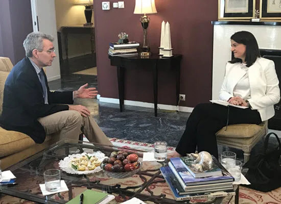 Συνάντηση Νίκης Κεραμέως με τον Αμερικανό Πρέσβη: Οι προτεραιότητες της Κυβέρνησης για την Παιδεία