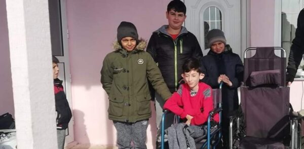 «Μπαμπά, αυτό δεν πρέπει να το επιτρέψουμε. Θέλει να σταματήσει το σχολείο γιατί δεν έχει ράμπα ΑμεΑ»