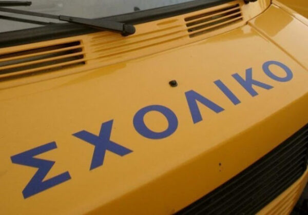 Αχαΐα: Βίντεο από σχολικό λεωφορείο που παίρνει φωτιά λίγο πριν παραλάβει μαθητές