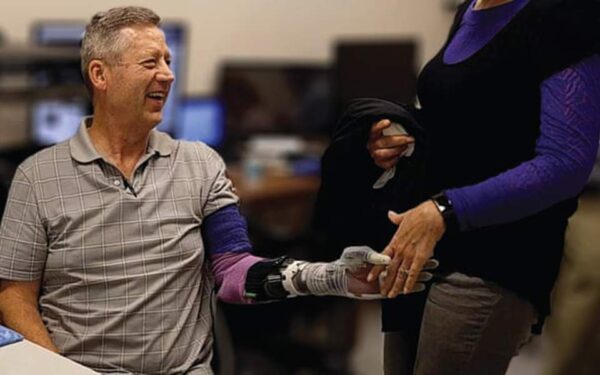 Ρομποτικό χέρι ξαναδίνει στον χρήστη του την αίσθηση της αφής