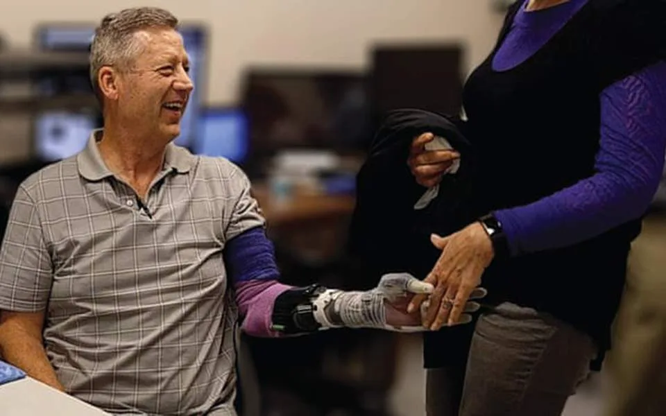 Ρομποτικό χέρι ξαναδίνει στον χρήστη του την αίσθηση της αφής