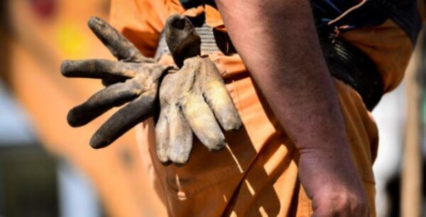 Συνταξιούχοι: Πότε και πόσο μειώνονται οι αποδοχές τους όταν εργάζονται