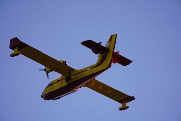 Μεγάλη φωτιά στην Αχαΐα – Τραυματίας ένας πυροσβέστης