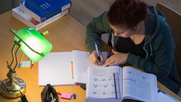 Πανελλήνιες εξετάσεις: Μείωση της ύλης σε έξι μαθήματα