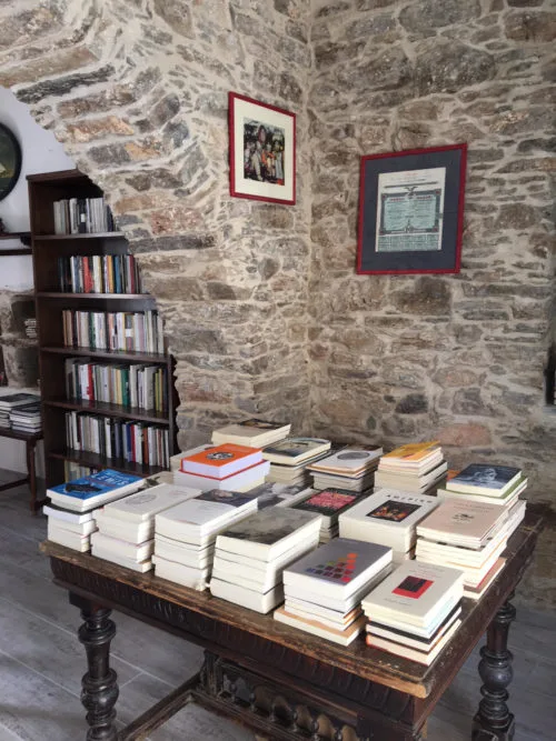 Σίκινος: Μπορεί να μην έχει τράπεζα, αλλά έχει βιβλιοπωλείο που δύσκολα βρίσκεις ακόμη και στην Αθήνα!