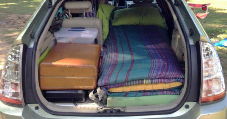 Καθηγήτρια κοιμάται στο αυτοκίνητο της επειδή δεν μπορεί να βρει σπίτι να νοικιάσει