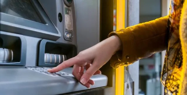 Οι τράπεζες «παγώνουν» τις αυξήσεις στις προμήθειες