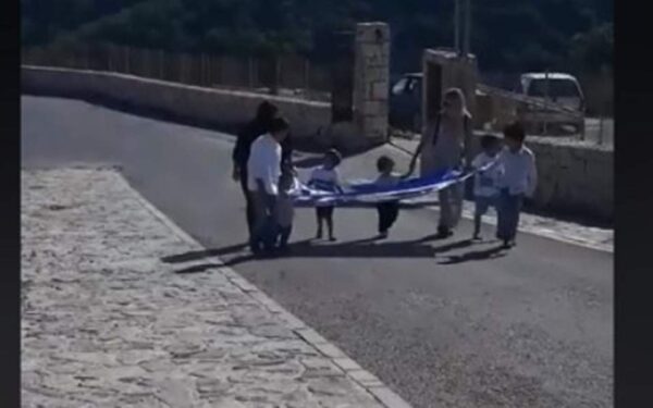 Έξι μικροί μαθητές έκαναν την «μεγαλύτερη» παρέλαση στη Γαύδο (Βίντεο)