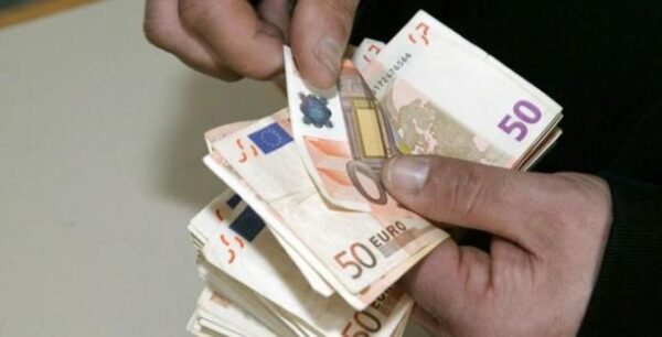 ΕΛΣΤΑΤ: Οι Έλληνες ξοδεύουν πάνω από 1.400 ευρώ το μήνα