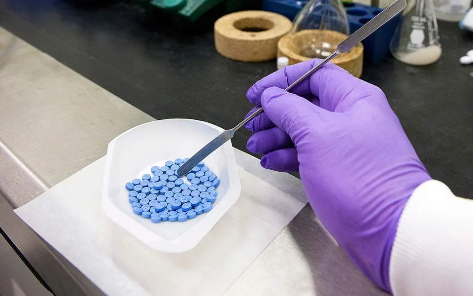 Επιστήμονες δημιούργησαν νέο φάρμακο σώζοντας κοριτσάκι με θανατηφόρα εγκεφαλική νόσο