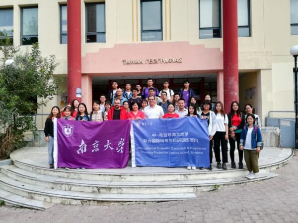 Η Λέσβος ενθουσιάζει Κινέζους Φοιτητές – Άσκηση στο Μουσείο Απολιθωμένου Δάσους