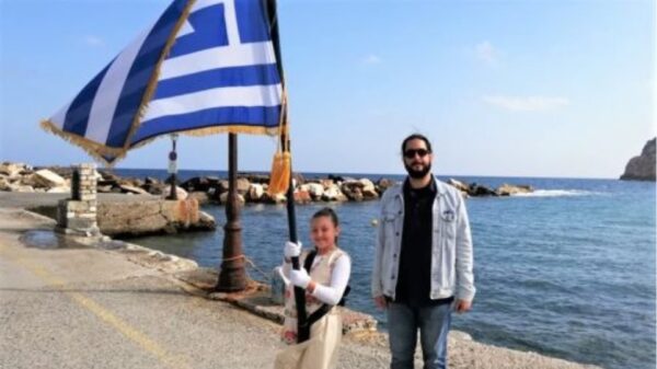 Νάξος: Η μοναδική μαθήτρια του Δημοτικού έκανε παρέλαση στον Απόλλωνα