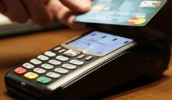 Φρένο στα μετρητά – POS παντού:  Η νέα λίστα  περιλαμβάνει και τα περίπτερα