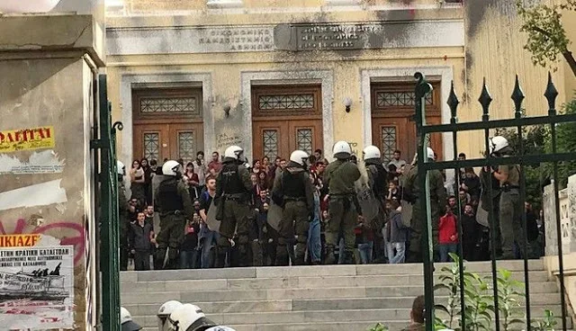 Επεισόδια έξω από την ΑΣΟΕΕ – Νέα ένταση στην Πατησίων